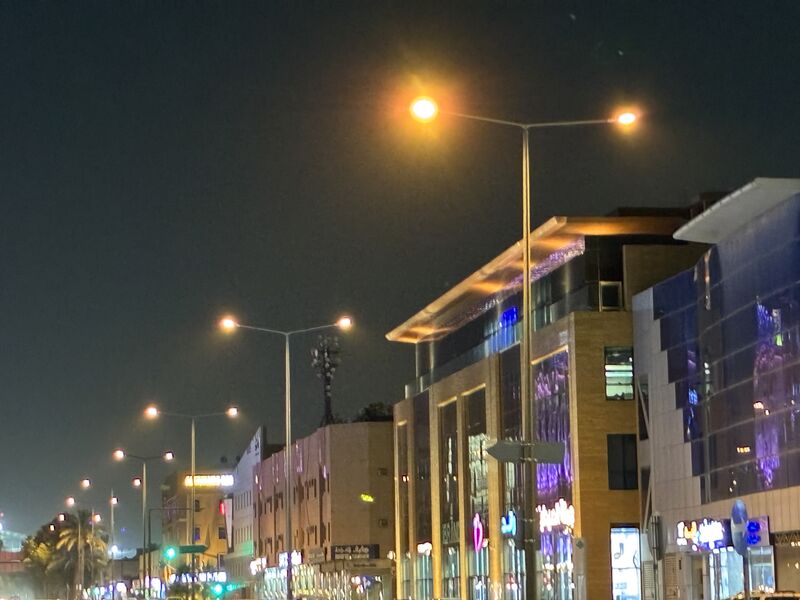 Weißere Farben und mehr bläuliches Licht sorgen oft dafür, dass sich Menschen „kühler“ fühlen.