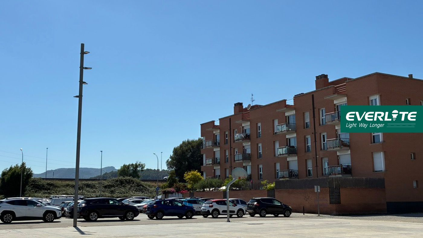 Licht, das den Raum definiert: FL02-Flutlicht auf einem öffentlichen Platz in Spanien