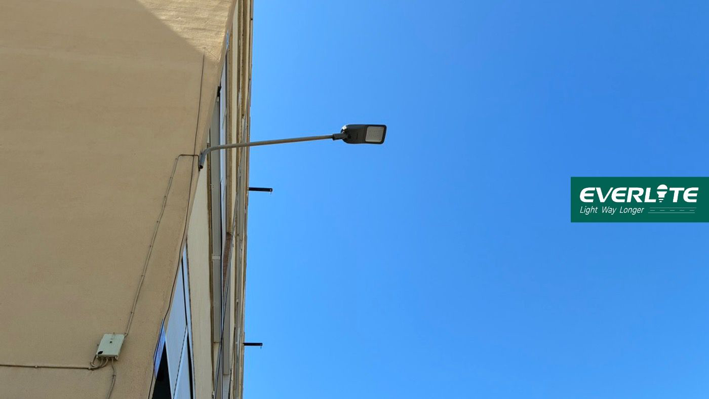 Wandmontierte Straßenbeleuchtung: Die Beleuchtung enger Gassen neu denken